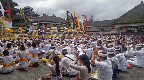 Ribuan umat mengikuti persembahyangan saat puncak Karya Ida Bhatara Turun Kabeh di Pura Agung Besakih, Karangasem, Bali, Rabu (5/4/2023).