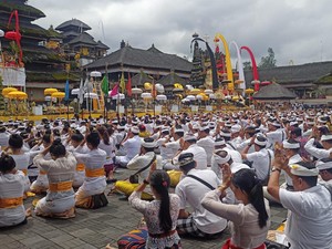 Kendaraan Mengular 14 Kilometer-4 Pemedek Pingsan di Pura Besakih