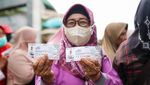 Potret Warga Serbu Paket Sembako Murah di Tangsel
