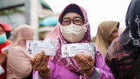 Kementerian BUMN dan SIG menyediakan 1.000 paket sembako murah yang terdiri dari 5 kg beras, 1 liter minyak goreng, dan 1 kg gula, yang dapat dibeli masyarakat seharga Rp 55.000, atau jauh lebih murah dari harga normal di pasaran.