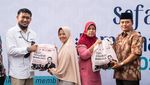 Potret Warga Serbu Paket Sembako Murah di Tangsel