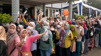 Warga antusias saat mengantre untuk menukarkan kupon sembako murah pada Safari Ramadan BUMN 2023 yang diselenggarakan oleh Kementerian BUMN dan SIG di halaman Kantor Kecamatan Pamulang, Tangerang Selatan, Banten, Kamis (6/4).