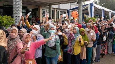 Potret Warga Serbu Paket Sembako Murah di Tangsel