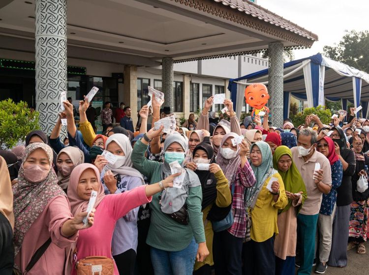 Potret Warga Serbu Paket Sembako Murah di Tangsel