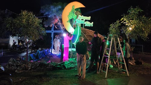 Replika salib dan beduk di Kelurahan Fatufeto, Kecamatan Alak, Kota Kupang, NTT sebagai simbol toleransi.