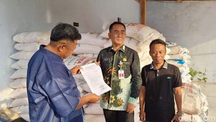 Satgas Bus Patas saat melakukan sidak di sejumlah kios Probolinggo.