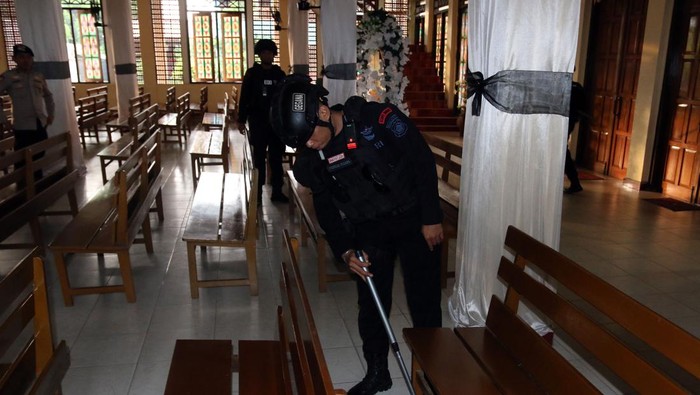 Personel Brimob melakukan sterilisasi Gereja di Kota Sorong, Papua Barat Daya, Jumat (7/4/2023). Jelang pelaksanaan Ibadah Jumat Agung, jajaran Polresta Sorong Kota dibantu Satuan Brimob Sorong melakukan pengecekan dan sterilisasi sejumlah gereja di wilayah setempat agar pelaksanaan ibadah dapat berjalan lancar dan aman. ANTARA FOTO/Olha Mulalinda/foc.