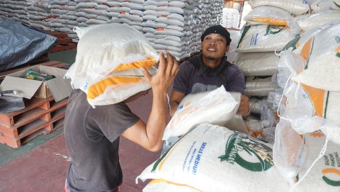 Bulog mengungkap stok beras di Bali tersisa 1.800 ton. Jumlah ini hanya cukup untuk memenuhi kebutuhan warga selama sebulan.