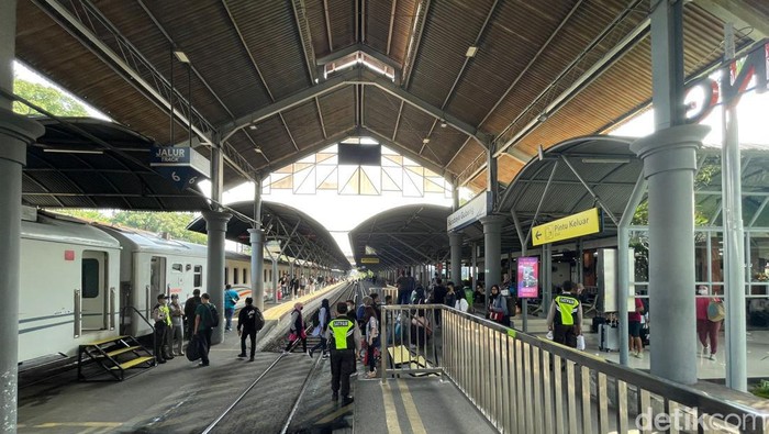 Suasana di Stasiun Gubeng Surabaya saat libur panjang Jumat