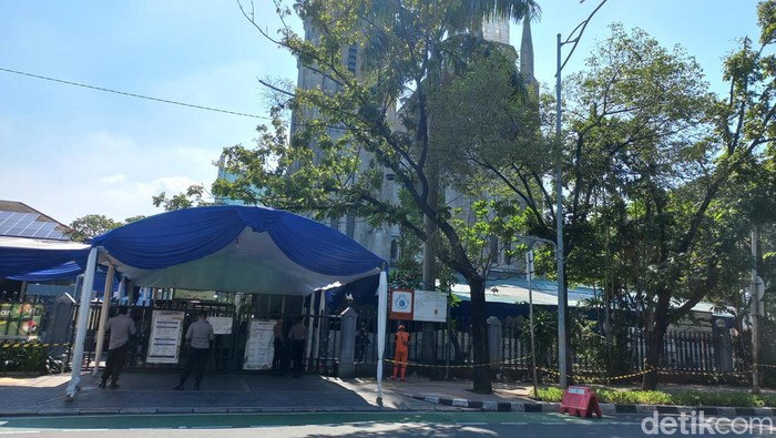 Suasana Gereja Katedral saat ibadah Jumat Agung, Jumat (7/4/2023). (Anggi/detikcom)