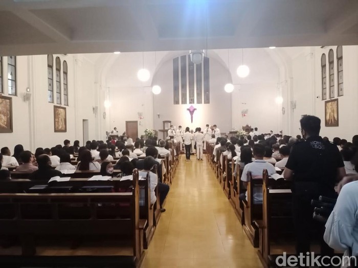 Suasana Ibadah Hari Paskah di Gereja Santo Ignatius Cimahi
