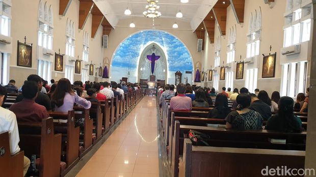 Suasana Ibadah Jumat Agung di Gereja Katedral Medan.