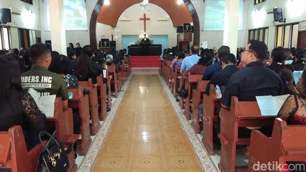 Suasana ibadah Jumat Agung di HKBP Cinta Damai, Medan.