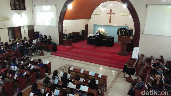 Suasana ibadah Jumat Agung di HKBP Cinta Damai, Medan.