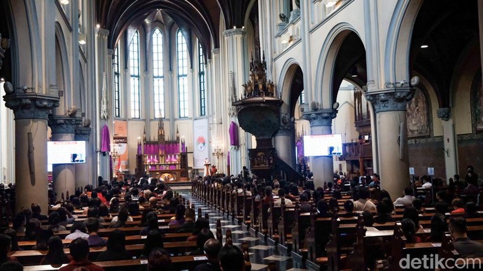 Perayaan Jumat Agung dalam memperingati Paskah di Gereja Katedral, Jakarta Pusat berlangsung khidmat.