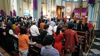 Saat ibadah Jumat Agung dimulai, terlihat jemaat menjalani ibadah secara khidmat.