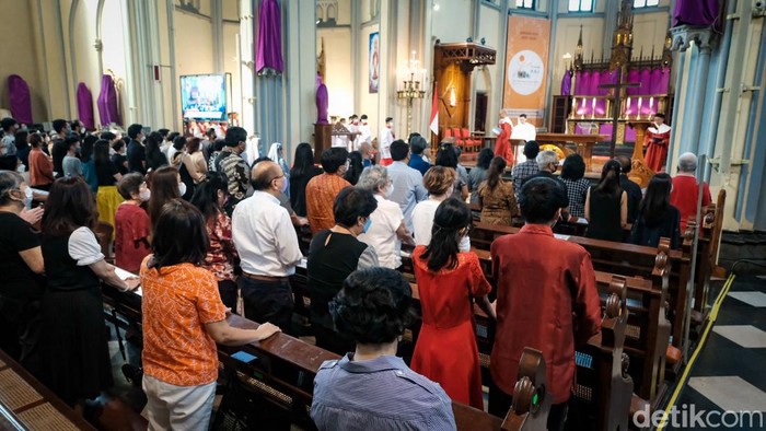 Suasana Khidmat Jumat Agung Di Gereja Katedral Jakarta