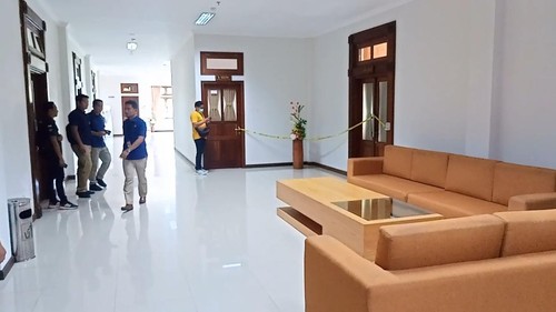 Suasana lantai dua gedung Diskominfo Badung yang didatangi petugas sebelum police line dibuka, Kamis (6/4/2023) siang.