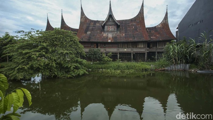 Melancong ke Sumatera Barat, belum lengkap bila tak singgah di rumah tradisional Minangkabau yakni Rumah Gadang. Salah satu yang ikonik ada di Payakumbuh.