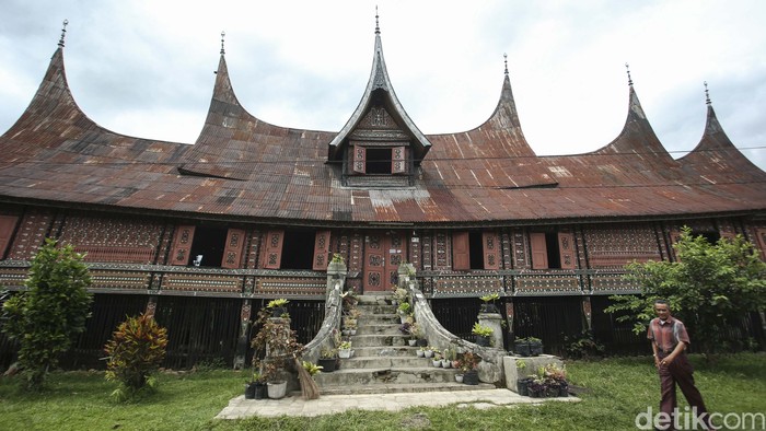 Melancong ke Sumatera Barat, belum lengkap bila tak singgah di rumah tradisional Minangkabau yakni Rumah Gadang. Salah satu yang ikonik ada di Payakumbuh.