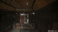 Kemudian jika diperhatikan, rumah gadang selalu memiliki ruang kosong di bawahnya. Menurut Tedi, hal ini dilakukan nenek moyang karena menyesuaikan kondisi geografi saat itu.