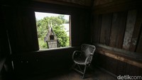 Bagian menarik lainnya dari rumah gadang adalah bentuk atapnya yang menyerupai tanduk kerbau. Hal ini tak dapat dipisahkan dari sejarah kemenangan orang Minangkabau dalam adu kerbau dengan raja dari Jawa.