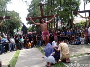 Khidmat! Gereja HKTY Ganjuran Gelar Tablo Jelang Misa Jumat Agung