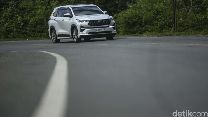 Pulau Sumatera memiliki beberapa jalan dan berbukit. Jalan menantang itu dilintasi dengan mudah oleh Toyota Kijang Innova Zenix dari Jakarta hingga Sabang. Begini potretnya.