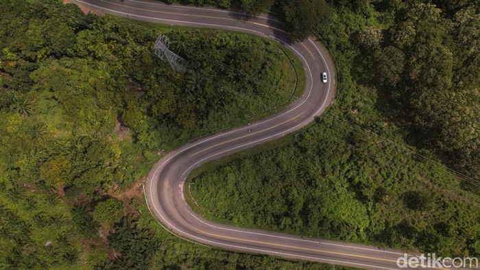 Pulau Sumatera memiliki beberapa jalan dan berbukit. Jalan menantang itu dilintasi dengan mudah oleh Toyota Kijang Innova Zenix dari Jakarta hingga Sabang. Begini potretnya.