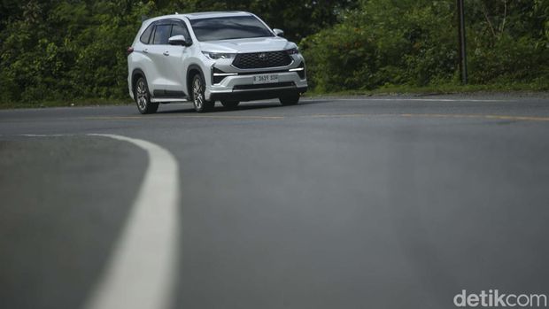 Pulau Sumatera memiliki beberapa jalan dan berbukit. Jalan menantang itu dilintasi dengan mudah oleh Toyota Kijang Innova Zenix dari Jakarta hingga Sabang. Begini potretnya.