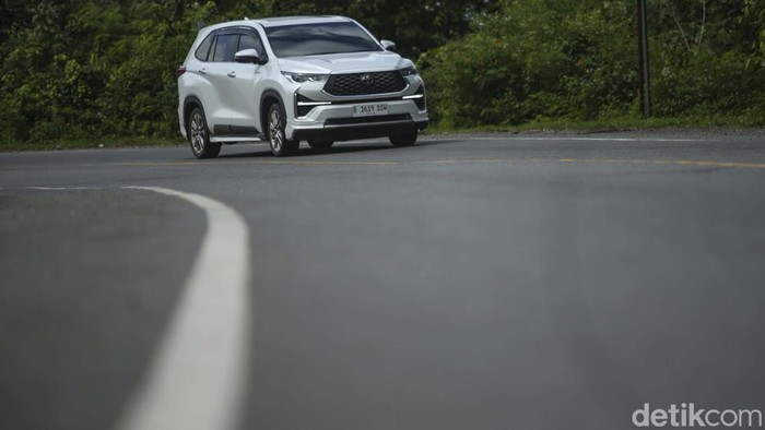 Tangguhnya Innova Zenix Melibas Jalan Berbukit Sumatera Pulau Sumatera memiliki beberapa jalan dan berbukit. Jalan menantang itu dilintasi dengan mudah oleh Toyota Kijang Innova Zenix dari Jakarta hingga Sabang. Begini potretnya.