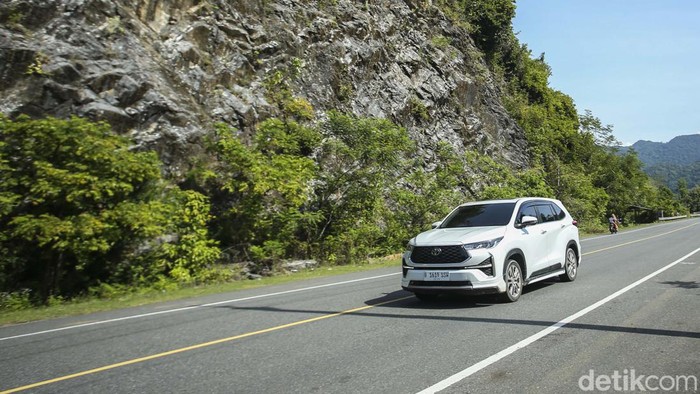 Pulau Sumatera memiliki beberapa jalan dan berbukit. Jalan menantang itu dilintasi dengan mudah oleh Toyota Kijang Innova Zenix dari Jakarta hingga Sabang. Begini potretnya.