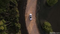 Kami sudah membuktikannya di sepanjang jalan Sumatera. Berbagai tanjakan yang curam sekalipun bisa dilalui oleh Innova Zenix baik versi bensin maupun hybrid.