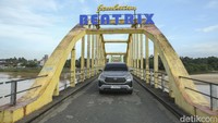 Toyota Kijang Innova Zenix versi mesin bensin menggendong mesin TNGA 2.000 cc berkode M20A-FKS Dynamic Force Engine. Mesin berkapasitas 1.987 cc empat silinder dual VVT-i ini menghasilkan tenaga hingga 174 PS pada 6.600 rpm dengan torsi maksimal 204,9 Nm. Kalau dibandingkan pendahulunya, tenaga dan torsi mesin ini lebih besar dari Innova Reborn bensin.