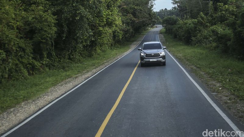 Pulau Sumatera memiliki beberapa jalan dan berbukit. Jalan menantang itu dilintasi dengan mudah oleh Toyota Kijang Innova Zenix dari Jakarta hingga Sabang. Begini potretnya.