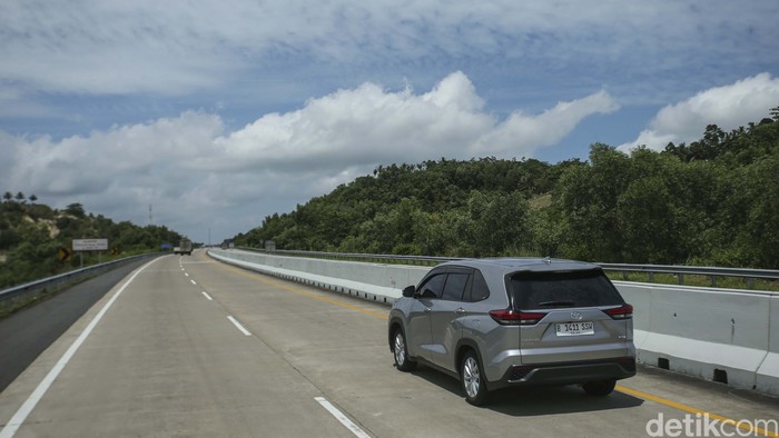 Pulau Sumatera memiliki beberapa jalan dan berbukit. Jalan menantang itu dilintasi dengan mudah oleh Toyota Kijang Innova Zenix dari Jakarta hingga Sabang. Begini potretnya.