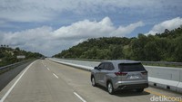 Karakter mesin bensin pada Innova Zenix V ini terbilang nurut. Bahkan di jalan tol, Innova Zenix V bisa mengimbangi Innova Zenix Hybrid. Jika membutuhkan tenaga lebih, tinggal nonaktifkan mode Eco dan langsung mainkan mode transmisi manual. Akselerasi Innova Zenix V ini cukup responsif. Melibas tanjakan pun tak kesulitan.