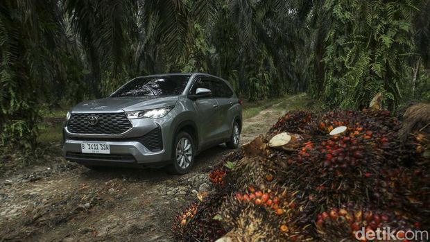 Pulau Sumatera memiliki beberapa jalan dan berbukit. Jalan menantang itu dilintasi dengan mudah oleh Toyota Kijang Innova Zenix dari Jakarta hingga Sabang. Begini potretnya.