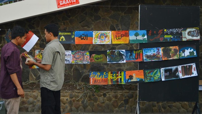 Pengunjung menggambar bebas saat kegiatan Art Theraphy di halaman Masjid Mujahidin Padang, Sumatera Barat, Kamis (6/4/2023). Masjid Mujahidin Padang bersama komunitas Seni Dangau Studio membuka Art Therapy gratis bagi jemaah dan warga yang bermanfaat untuk mengurangi tekanan psikologis, mengurangi gejala trauma, dan menurunkan tingkat depresi. ANTARA FOTO/Iggoy el Fitra/tom.