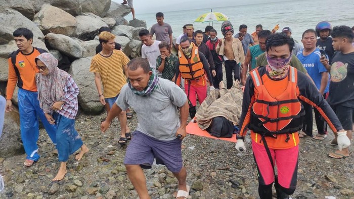 Tim SAR Gabungan evakuasi jasad remaja yang tenggelam di Teluk Palu, Sulawesi Tengah.