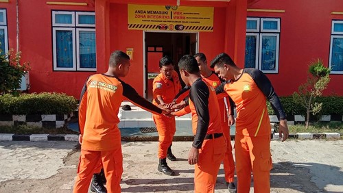 Tim SAR Maumere mencari warga Dusun Rinca yang tak pulang setelah empat hari mencari madu di Desa Pasir Panjang.