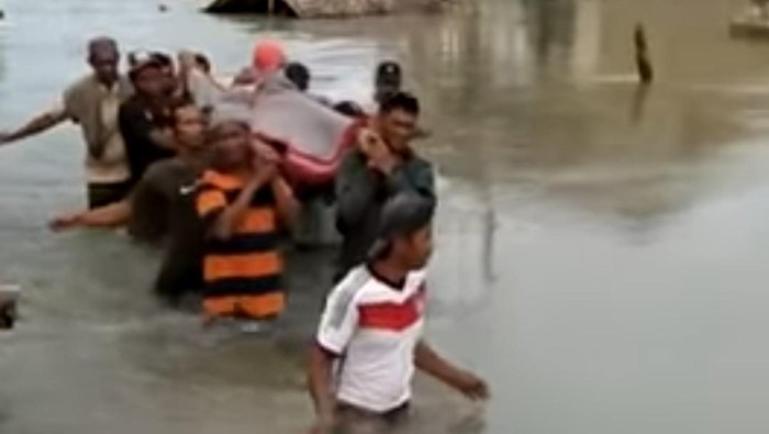 Warga di Luwu Utara tandu jenazah hingga menerobos banjir.