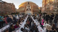 Ini penampakan puluhan umat Muslim jelang berbuka puasa bersama di Royal Albert Hall, London, Inggris, Sabtu (8/4/2023).