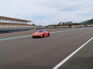 15 Supercar Lenggak-Lenggok di Sirkuit Mandalika