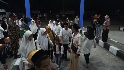 Lebih dari 400 santri Pondok Pesantren Darussalam, Banyuwangi, Jawa Timur, tiba di Bali untuk merayakan libur Lebaran bersama keluarga.