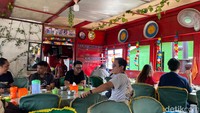 Rumah makan ini terletak di dalam kapal kayu yang berada di dermaga Sungai Musi. Pengunjung bisa mendapat bonus pemandangan jembatan Ampera. Foto: detikFood