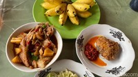 Ada pun pindang yang ditawarkan Mbok War jenisnya pindang pegagan. Ciri khas pindang ini tidak menggunakan bumbu jahe dan kunyit, tapi wajib memakai irisan buah nanas asam segar yang tidak bisa ditemukan di pindang lainnya. Foto: detikFood