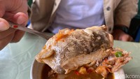 Untuk pindang patin dan baung misalnya, ukurannya sangat besar. Tekstur daging ikannya empuk dan tidak ada aroma amis sama sekali karena menggunakan irisan nanas. Foto: detikFood