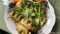 Setiap pengunjung diberikan satu porsi nasi di wadah besar, lengkap dengan lalapan sayur rebus dan petai rebus.  Foto: detikFood