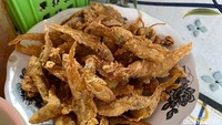 “Pindang pegagan yang kami jual ada pindang patin, gabus, salai, tulang, baung hingga pindang udang. Paling favorit itu pindang pating dan baung,” tutur Mbok War. Foto: detikFood